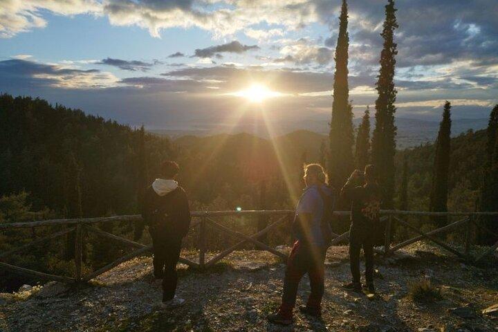 Caminata por la montaña Hymettus al atardecer en Atenas