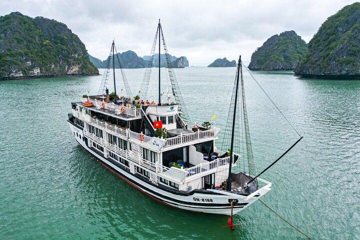 Vanuit Hanoi: Ha Long Bay Oasis Party Cruise – 2 dagen 1 nacht