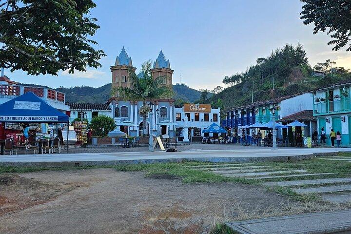 Passeio Guatapé e passeio de barco pela barragem saindo de Medellín