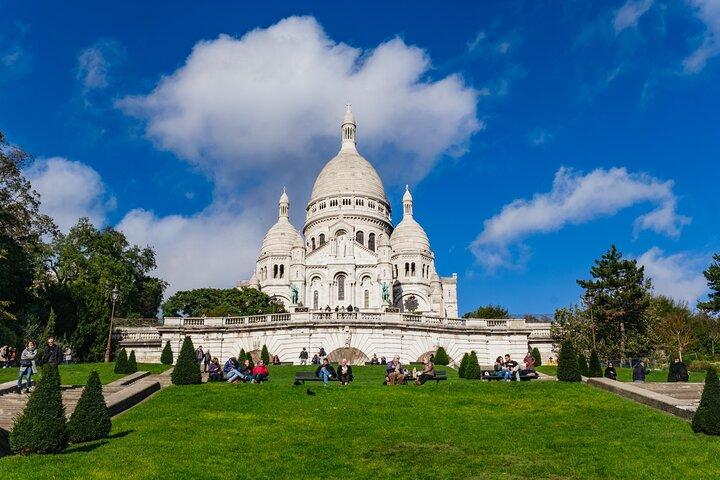 Paris: Montmartre Walking Tour with an Expert Guide