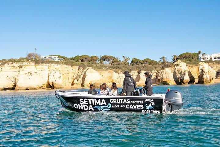 Excursion en bateau à travers les 15 grottes de Benagil