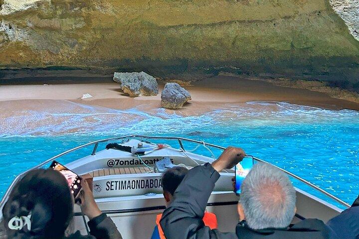 Excursion en bateau à travers les 15 grottes de Benagil