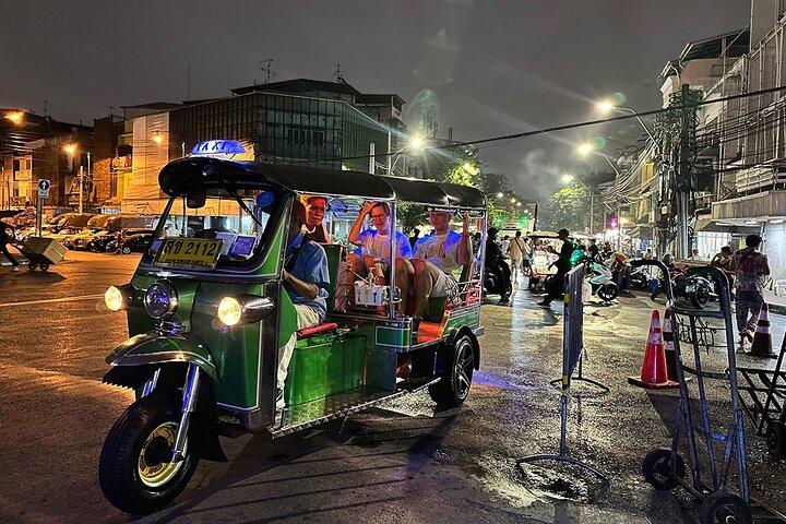 Excursão noturna em Bangkok: comida, templo e tuk tuk