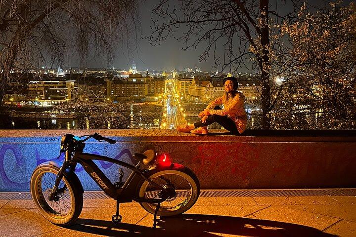 Retro Style E-Bike Night Tour i Prag - Live guidet