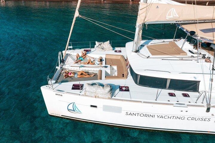 Crucero de lujo en catamarán Santorini : Almuerzo, barbacoa, bebidas, traslados