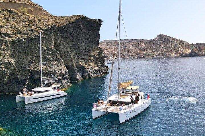 Crucero en Catamarán Santorini : con Almuerzo, Barbacoa, Barra libre, Traslados