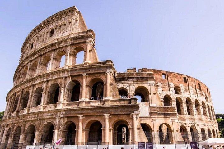 ファビオ、ローマからチヴィタベッキアへのプライベート送迎、またはその逆