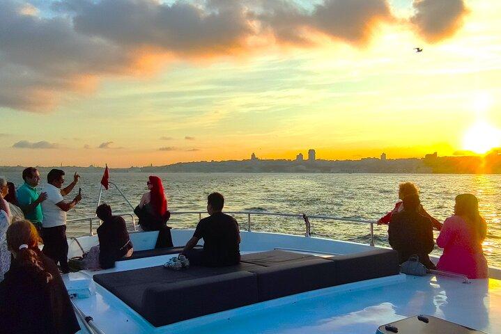 Majestic Istanbul: Walking Tour & Sunset Cruise on the Bosphorus