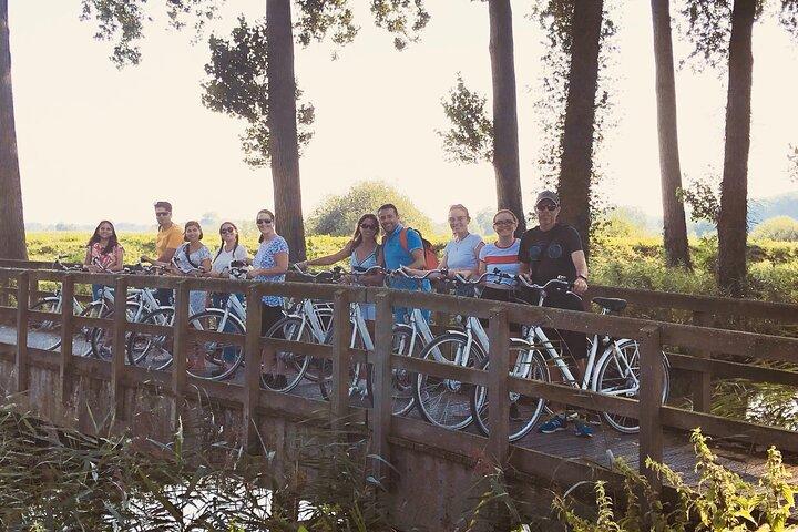 スペイン語と英語でのブルージュとダンメのバイクツアー