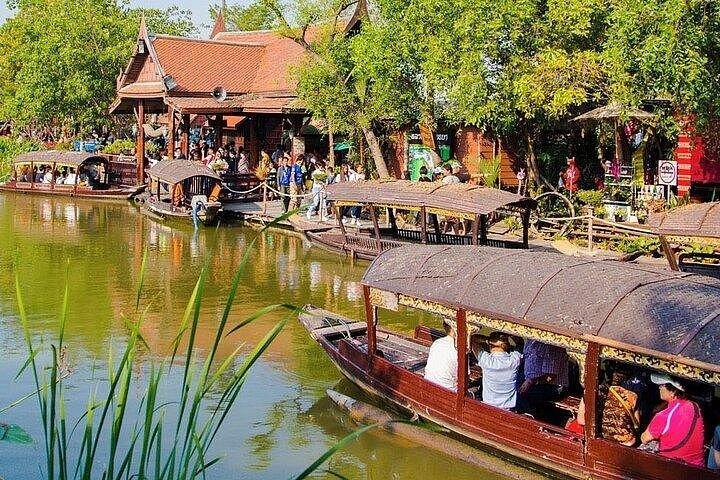 アユタヤの有名な寺院でのファンキーフロッギートゥクトゥク体験