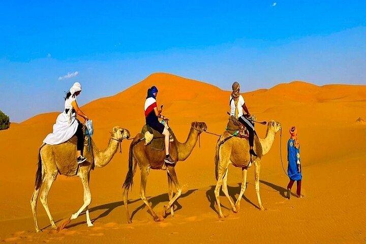 Pôr do sol e nascer do sol no deserto de Merzouga em passeio de camelo ou safáris de jipe