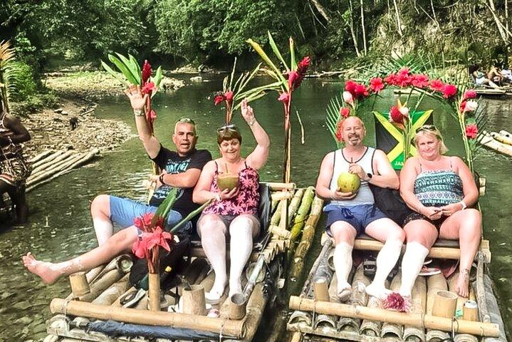 Rafting en el río de bambú, masaje de pies con piedra caliza y botella de ponche de ron