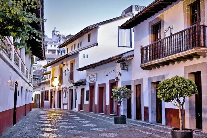 Taxco & Xochicalco Tour from Mexico City