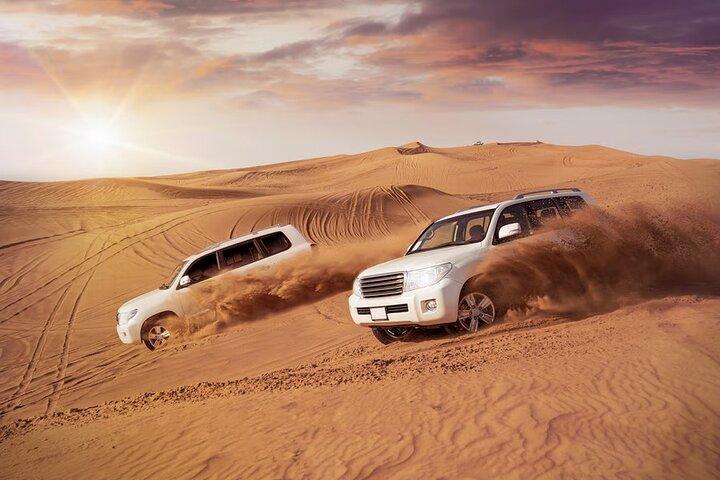 Cena barbecue premium con giro in cammello nel deserto delle dune rosse e safari privato nel deserto