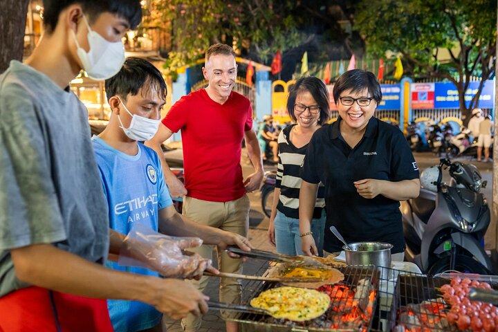 Tour serale dello street food di Saigon con 6 piatti