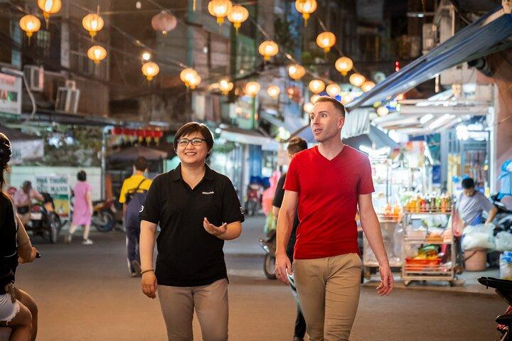 Tour serale dello street food di Saigon con 6 piatti