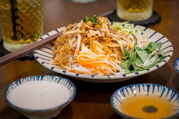 Tour serale dello street food di Saigon con 6 piatti