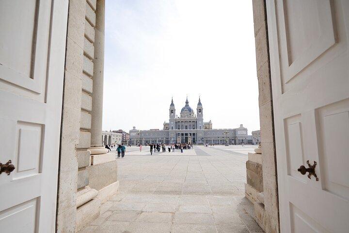 Madrid: Royal Palace Expert Guided Tour with Optional Tapas