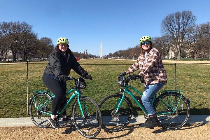 Alquiler de bicicletas eléctricas en Washington DC con casco y manillar para mayores de 16 años