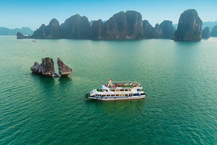 Halong Bay lyxkryssning resa: Titop Island, Amazing Cave & Kayak