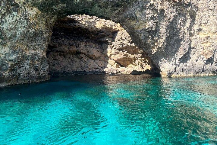 Tour en ferry y cuevas de la Laguna Azul