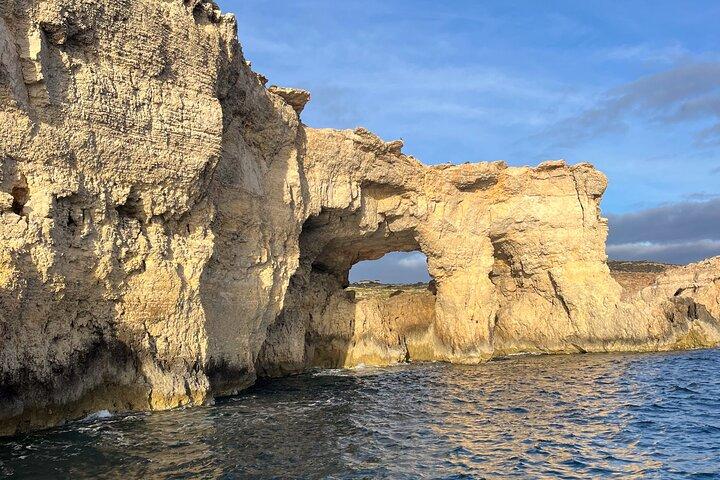 Tour en ferry y cuevas de la Laguna Azul