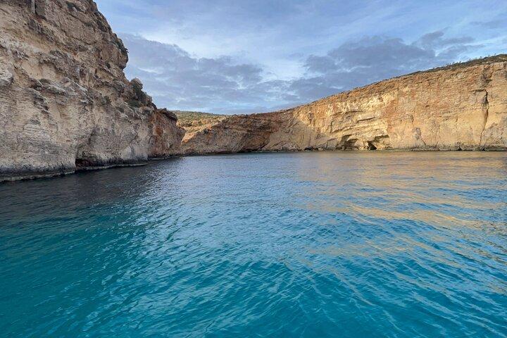 Tour en ferry y cuevas de la Laguna Azul