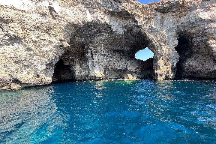 Tour en ferry y cuevas de la Laguna Azul