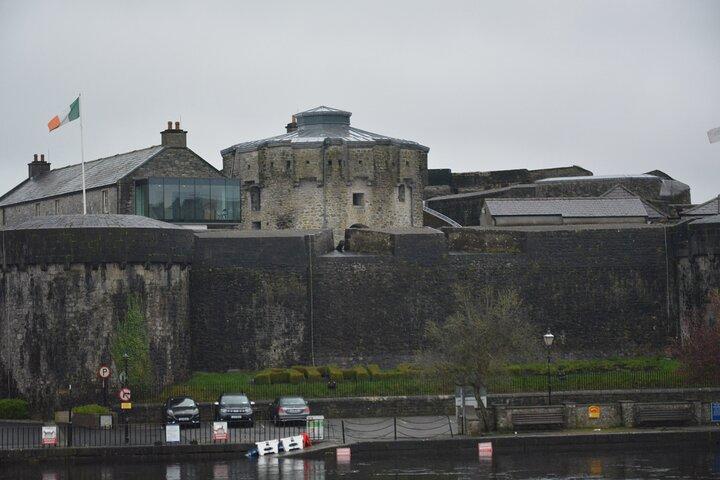 Sean's Bar, Clonmacnoise, Athlone & Trim Castle ab Dublin