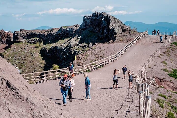 Unraveling Pompeii & Vesuvius: A Journey into the Past + Ebook