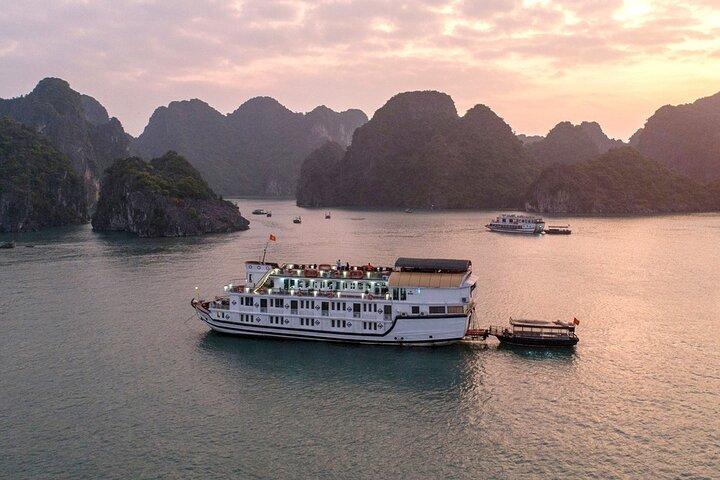 Tour de 2 días por La Regina en la bahía de Halong y la bahía de Bai Tu Long - 4 estrellas