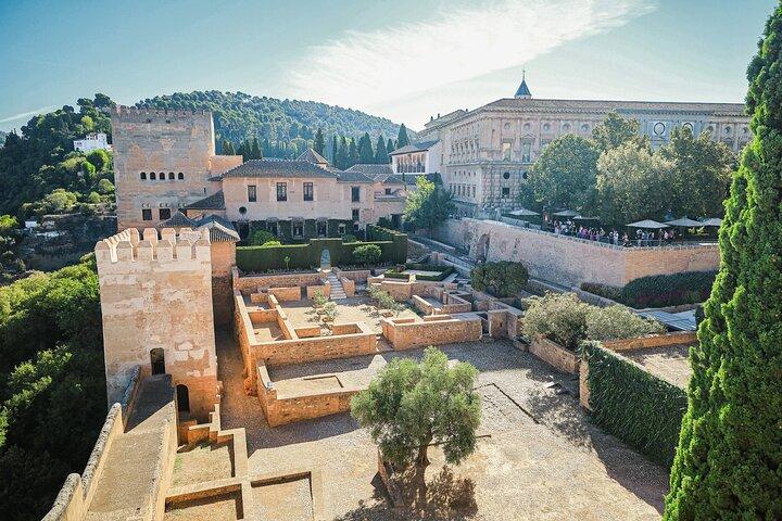 Granada: Alhambra & Nasrid Palaces Guided Tour in Small Groups