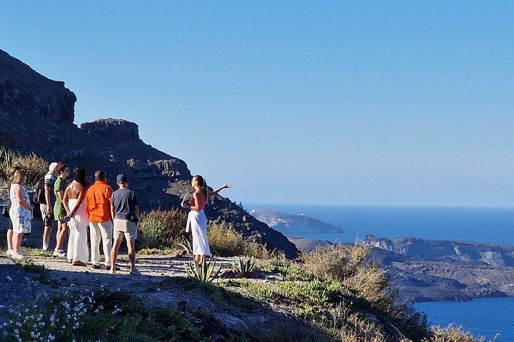 Aspectos culturales de Santorini con comida y vino de granja a mesa