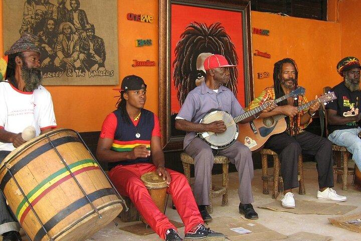 Lugar de descanso privado de Bob Marley, río Dunn y compras