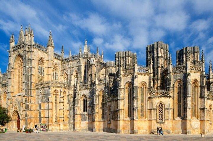 Private 1-Day Tour to Fátima Batalha Nazaré and Óbidos