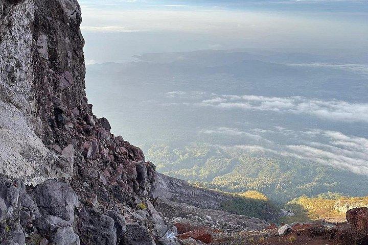 アグン山日の出トレッキング最高峰3,142mと2,900m