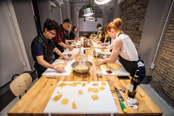 Cocina de mamá: clase de cocina de pasta con visita al mercado en Roma