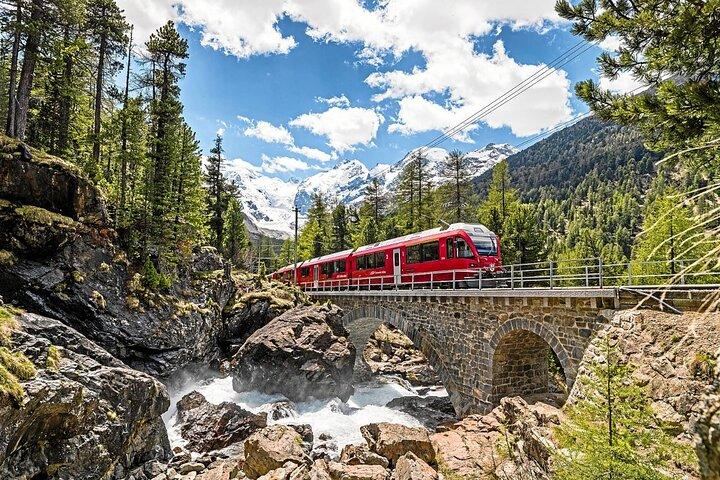 Schweizer Alpen Bernina Roter Zug und St. Moritz Tour ab Mailand