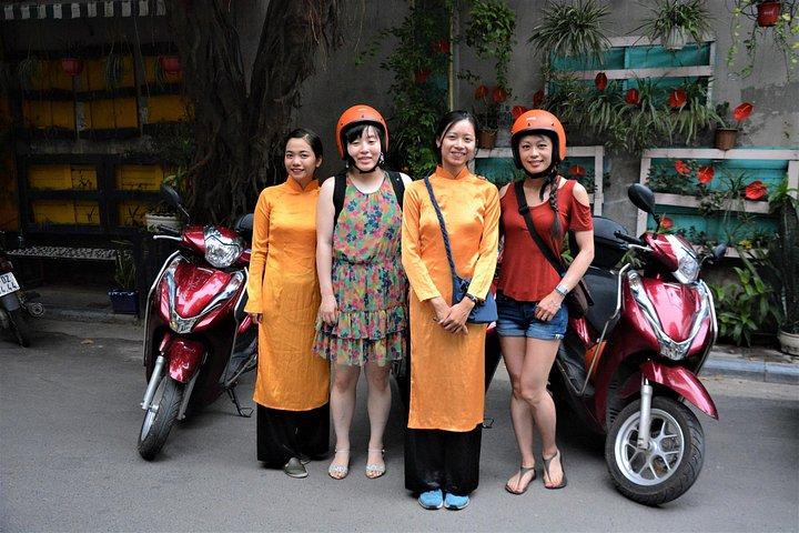 女性主導のハノイプライベートバイクフードツアー