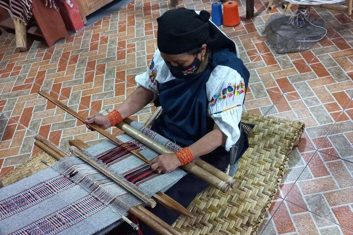 Mercado de Otavalo, Arte y Música con Mitad del Mundo (Reloj de Sol)
