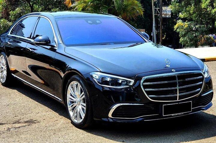 Huur een auto voor een hele dag Jakarta Mercedes E-Klasse (Executive Car)
