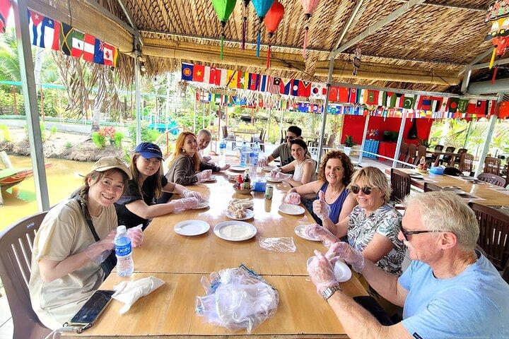 Oplev Cu Chi Tunnels og Mekong Delta Day Trip Group Max 12Pax