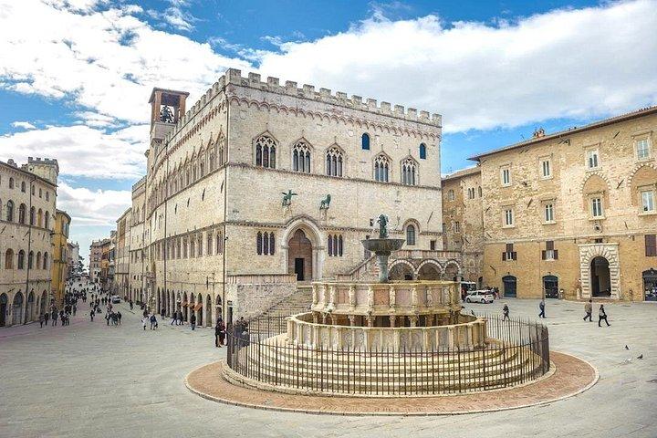 ローマ発、トラジメーノ湖、ペルージャ、ウンブリアの村々を巡るプライベートツアー