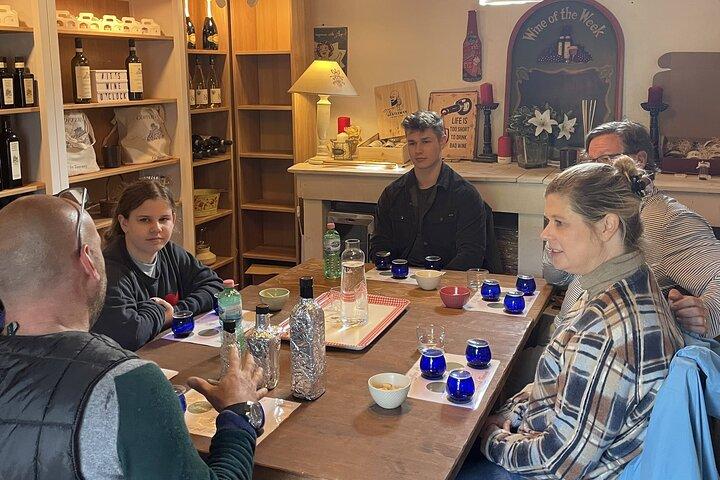 エクストラバージンオリーブオイルのテイスティングスクール、オリーブ園ハイキング、ランチ