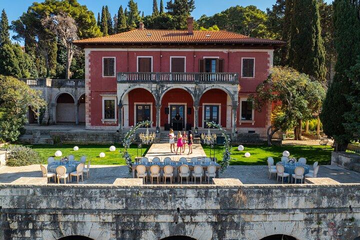 Villa Banac - Gallery Entrance