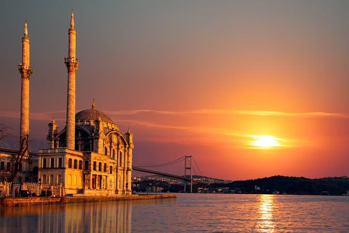 Istanbul Bosphorus Sunset Yacht Cruise with Snack and Refreshment