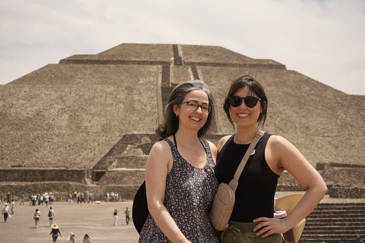 Teotihuacan Pyramids | Pick up Hotel | Breakfast in Cueva