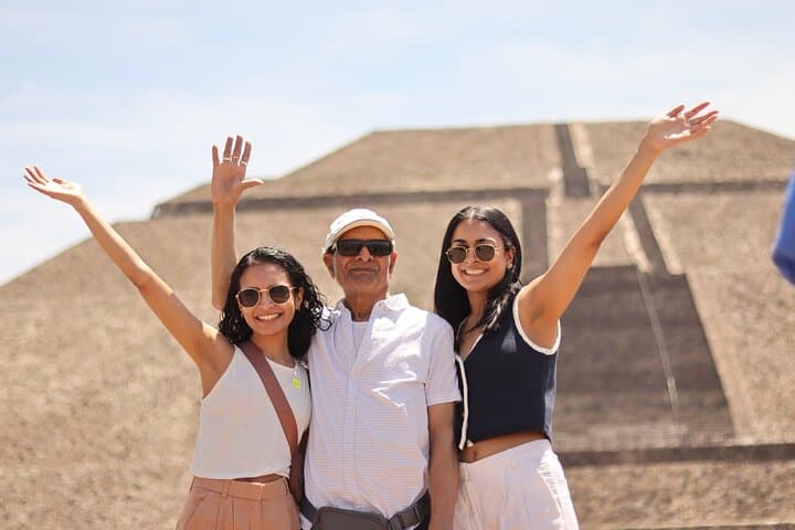 Teotihuacan Pyramids | Pick up Hotel | Breakfast in Cueva