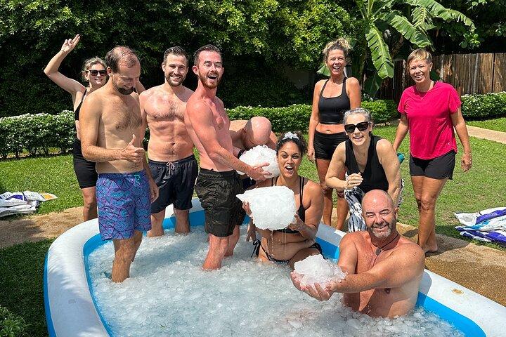 UNTAMED : Atemarbeit, Eisbad und Wasserfallwanderung in Koh Samui