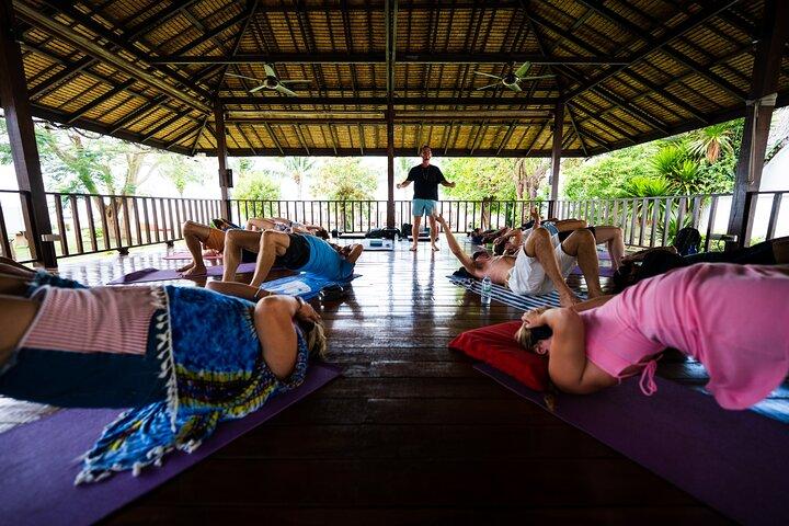 UNTAMED : Atemarbeit, Eisbad und Wasserfallwanderung in Koh Samui